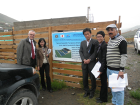 中規模建物の建設現場にて。右から3番目は、JICAモンゴル事務所で本事業を担当くださっている富原崇之氏。