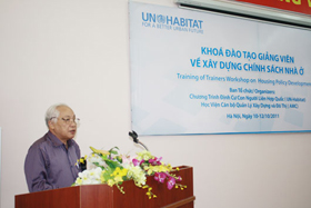 Mr. Pham Sy Liem giving the keynote speech at the workshop