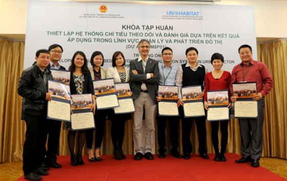 Giving certificate to participants